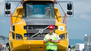 Slovenský priemysel spomalil, stavbári napredujú čoraz viac