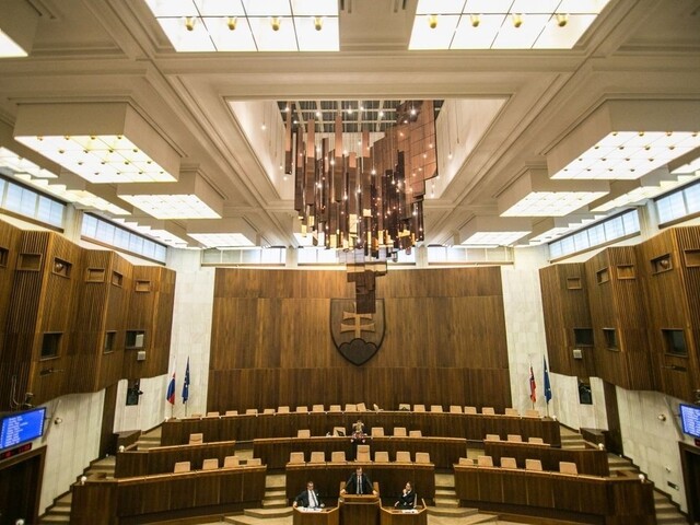 Opozícia chce hlavu šéfa envirorezortu, odvoláva ho pre dunajskú kompu