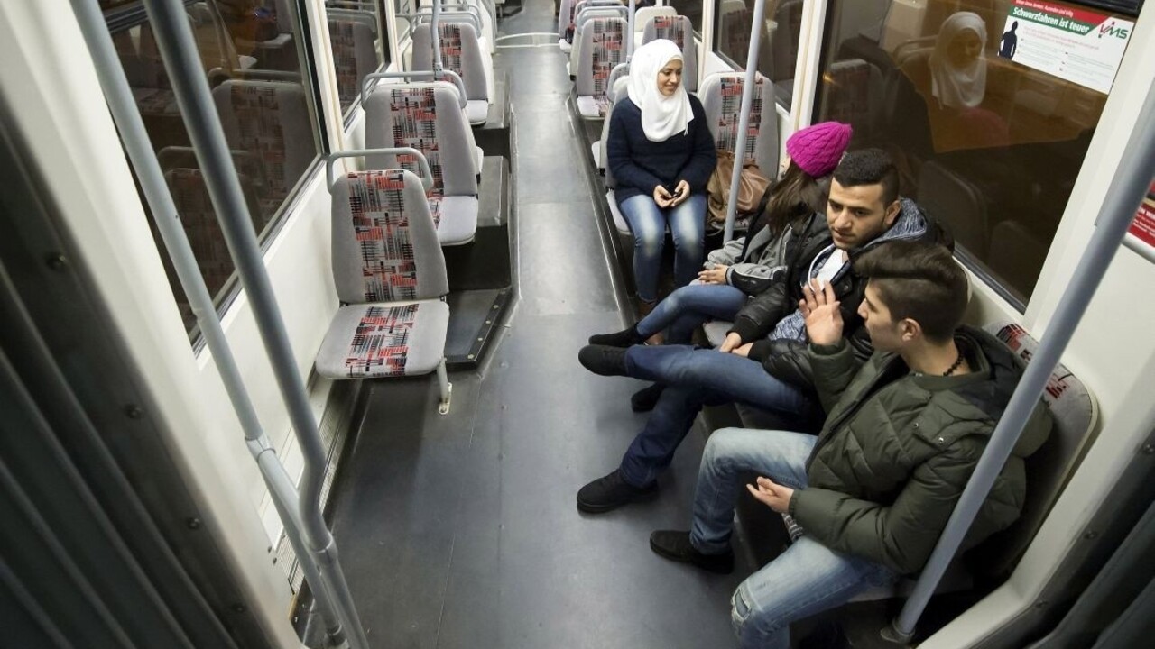 Dav ľudí napadol v Nemecku autobus s utečencami