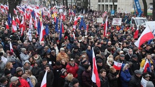 Tisíce oponentov novej vlády sa zišli na protestnom pochode vo Varšave
