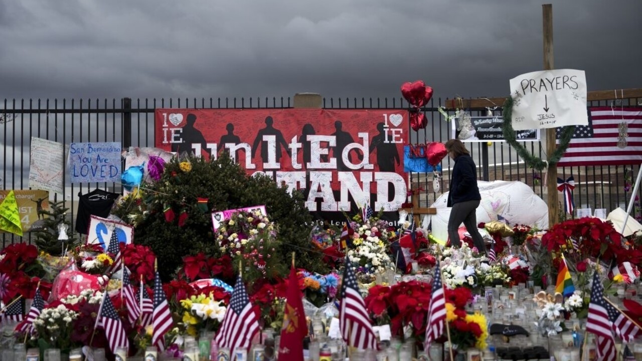 Predmety v jazere: Agenti FBI hľadajú indície k streľbe v San Bernardine