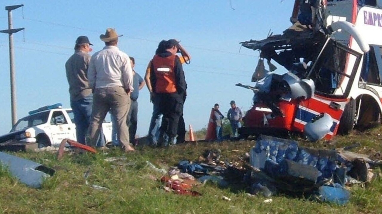 V Argentíne sa zrútil autobus do rokliny, desiatky ľudí zahynuli
