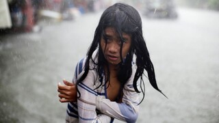 Filipíny paralyzuje tajfún a záplavy, počet obetí narastá