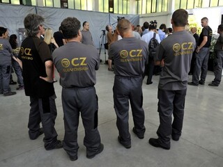 Česká zbrojovka pre úspech v tendri rozšíri výrobu pištolí v Novákoch