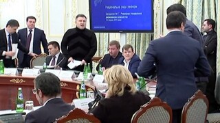 Ukrajinský minister vnútra  hodil po Saakašvilim pohár s vodou