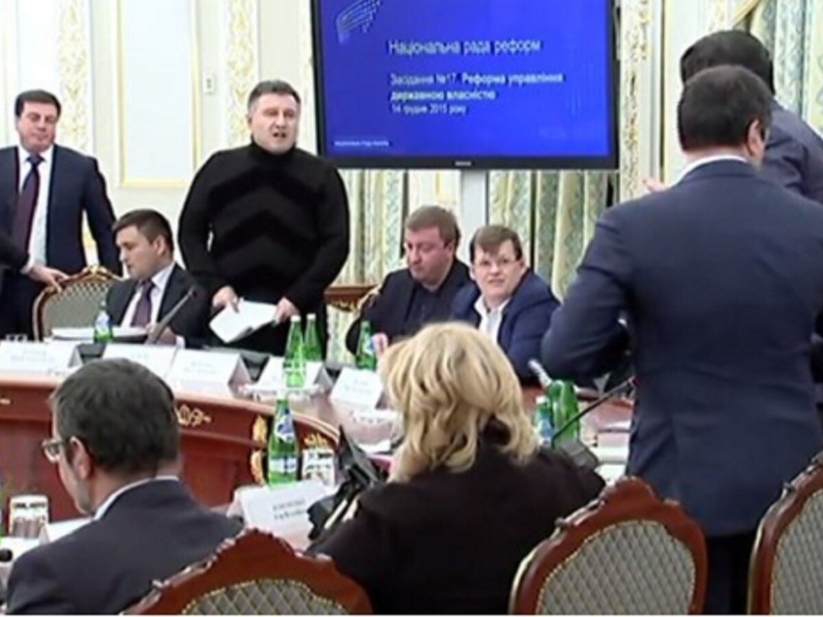 Ukrajinský minister vnútra  hodil po Saakašvilim pohár s vodou