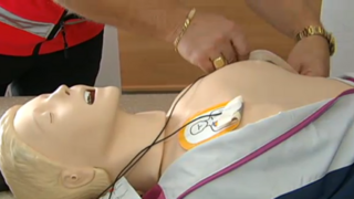 Na čerpacej stanici pri Zelenči pribudol defibrilátor, môže zachraňovať životy