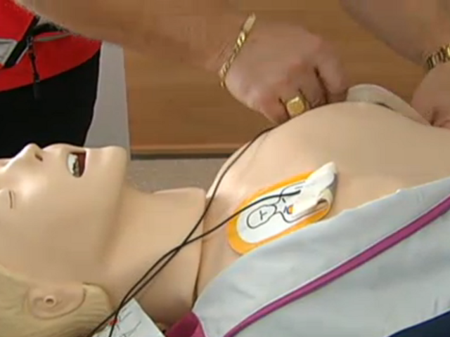 Na čerpacej stanici pri Zelenči pribudol defibrilátor, môže zachraňovať životy