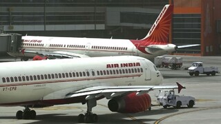 Motor dopravného airbusu vsal muža na indickom letisku