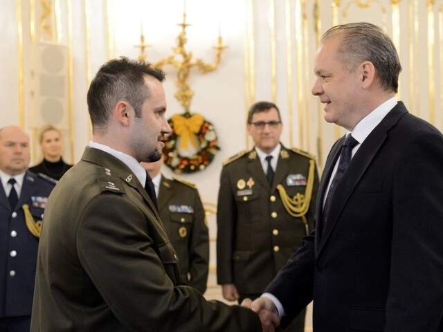 Zachraňoval životy v Afganistane, prezident Kiska ho vyznamenal za statočnosť