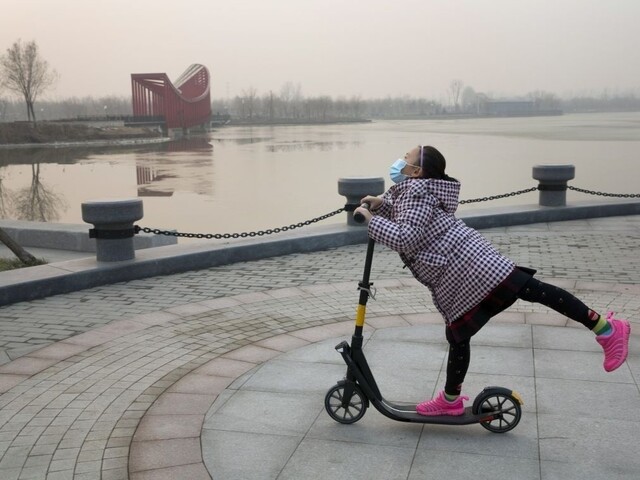 Peking opäť vyhlásil najvyšší stupeň pohotovosti, stav ovzdušia je alarmujúci
