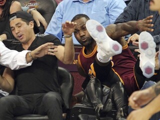 LeBron to prehnal s obetavosťou, spadol a zranil manželku golfovej hviezdy