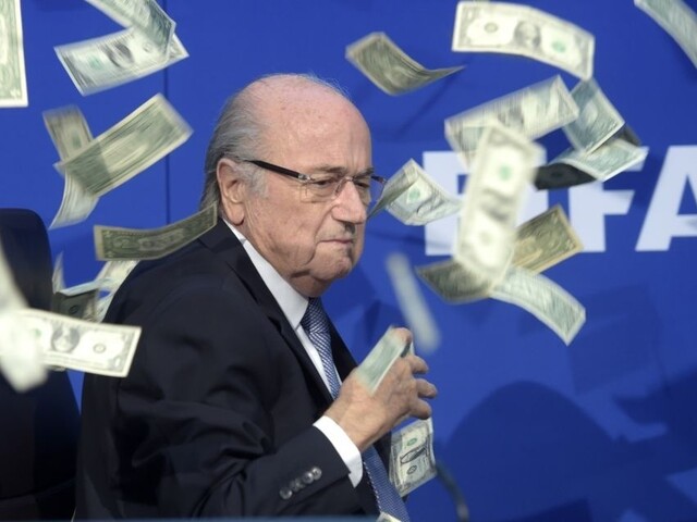 Blatter sa zhovievavosti nedočkal, FIFA ho aj s Platinim potrestala