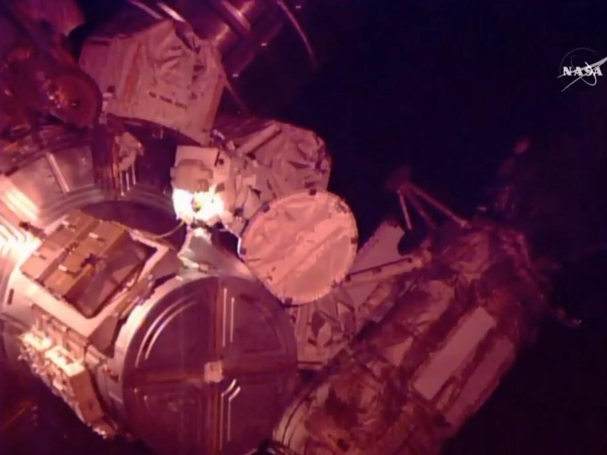 Astronauti z ISS museli pre poškodenú súčiastku vyjsť do otvoreného vesmíru
