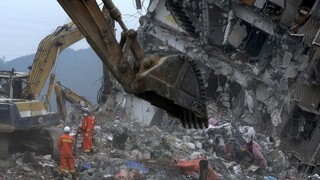 Záchranári hľadajú nezvestných po zosuve pôdy, našli telo prvej obete