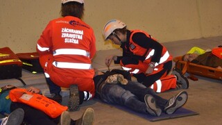 Záchranárom porastú platy, sú však nespokojní