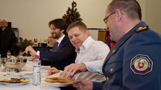 Fico a Kaliňák si dali kapustnicu s malackými hasičmi