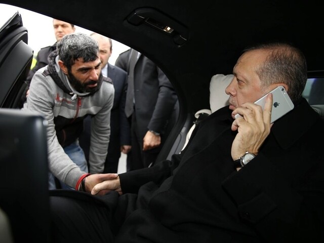 Erdogan vo voľnom čase zachraňuje životy, mužovi vyhovoril skok z mosta