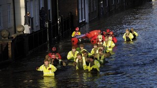 Povodňová situácia v Anglicku sa nezlepšuje, evakuovali stovky ľudí