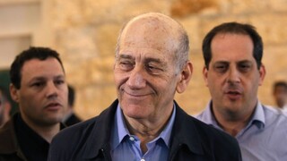 Bývalému izraelskému premiérovi Olmertovi znížili trest za korupciu