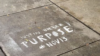 Grafiti propagujúce nový Bieberov album mali v San Franciscu poškodiť chodníky