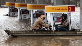 Záplavy ohrozujú milióny Američanov, zabili desiatky ľudí