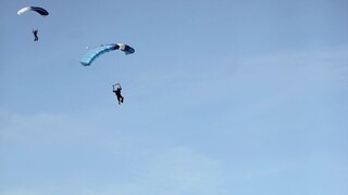 Parašutisti zo Spišskej novej Vsi sa lúčili s novým rokom netradične, zoskokmi