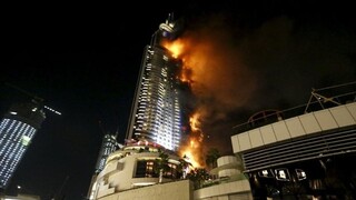 Mohutný požiar zachvátil luxusný hotel v Dubaji, hlásia aj zranených