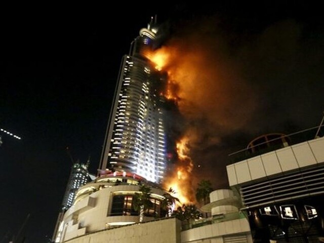 Mohutný požiar zachvátil luxusný hotel v Dubaji, hlásia aj zranených