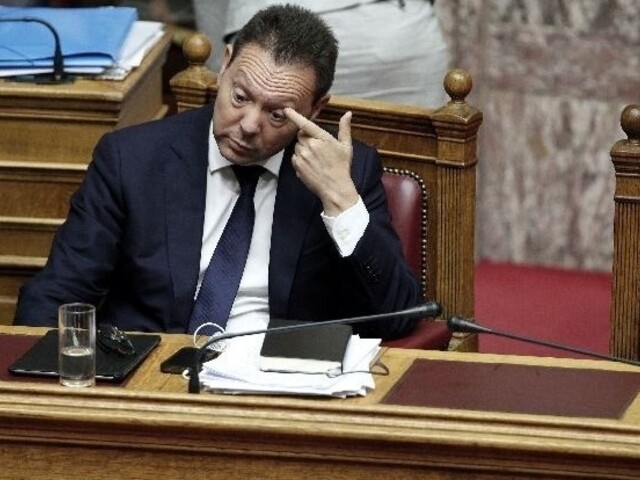 Guvernér gréckej centrálnej banky vyzval vládu na ďalšie reformy