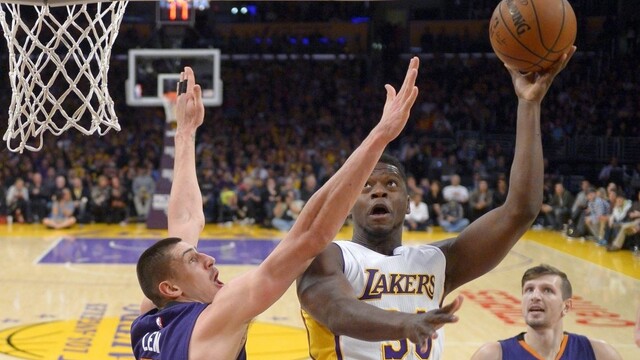 Lakers vyhrali tretí duel v sérii, Phoenixu sa nedarí