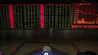 Po veľkom prepade čínskych akciových trhov prerušili obchodovanie na burzách