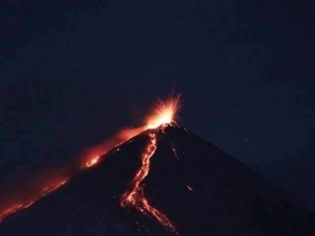 Sopka Fuego vychrlila popol do výšky 7000 metrov