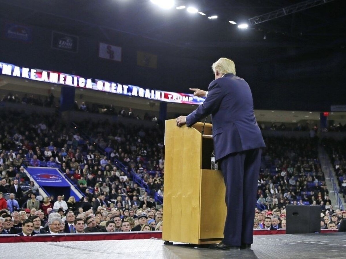 Trump zverejnil prvý volebný spot, od Mexika žiada obrovský múr