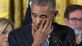 Obama predstavil opatrenia na kontrolu zbraní,  neubránil sa slzám