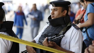 Strelci spustili pri hoteli v Egypte paľbu na autobus s turistami