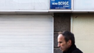 Polícia našla byt parížskeho atentátnika na úteku, boli v ňom materiály na bomby