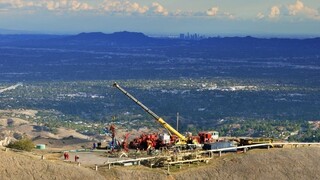 Únik metánu v Kalifornii sa nedarí zastaviť, oblasť sa vyľudňuje