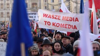 Tisíce Poliakov vyšli do ulíc, chcú slobodné médiá a demokraciu