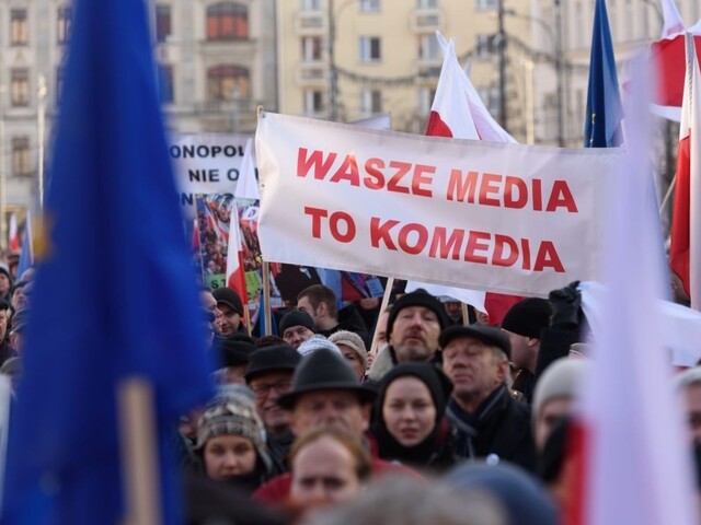 Tisíce Poliakov vyšli do ulíc, chcú slobodné médiá a demokraciu