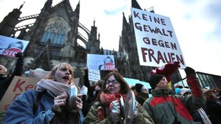 V Kolíne pochodovali proti prisťahovalcom, polícia zasahovala vodnými delami