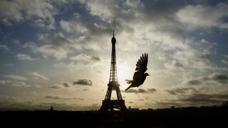V Paríži si uctili pamiatku minuloročných obetí, prišiel aj prezident Hollande