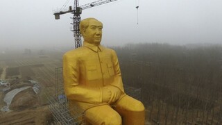 Gigantická zlatá socha Mao Ce-tunga dlho nevydržala, úrady ju zničili