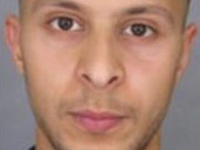 Najhľadanejšieho teroristu z Paríža zachytili kamery, keď tankoval benzín