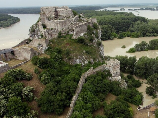 Hrad Devín sa po rokoch dočká obnovy, peniaze získali z nórskych fondov