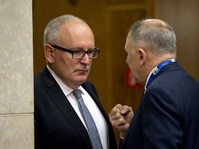 EK bude monitorovať dodržiavanie princípov právneho štátu v Poľsku