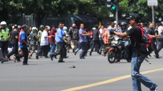 V indonézskej Jakarte nastal chaos. Pri výbuchoch a streľbe zomierali ľudia