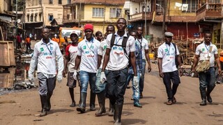 Svet porazil ebolu v Afrike, nebezpečenstvo ale naďalej trvá