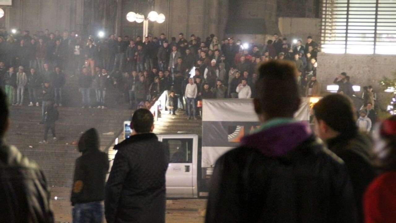 Policajtov po útokoch v Kolíne vyšetrujú pre zanedbanie povinností