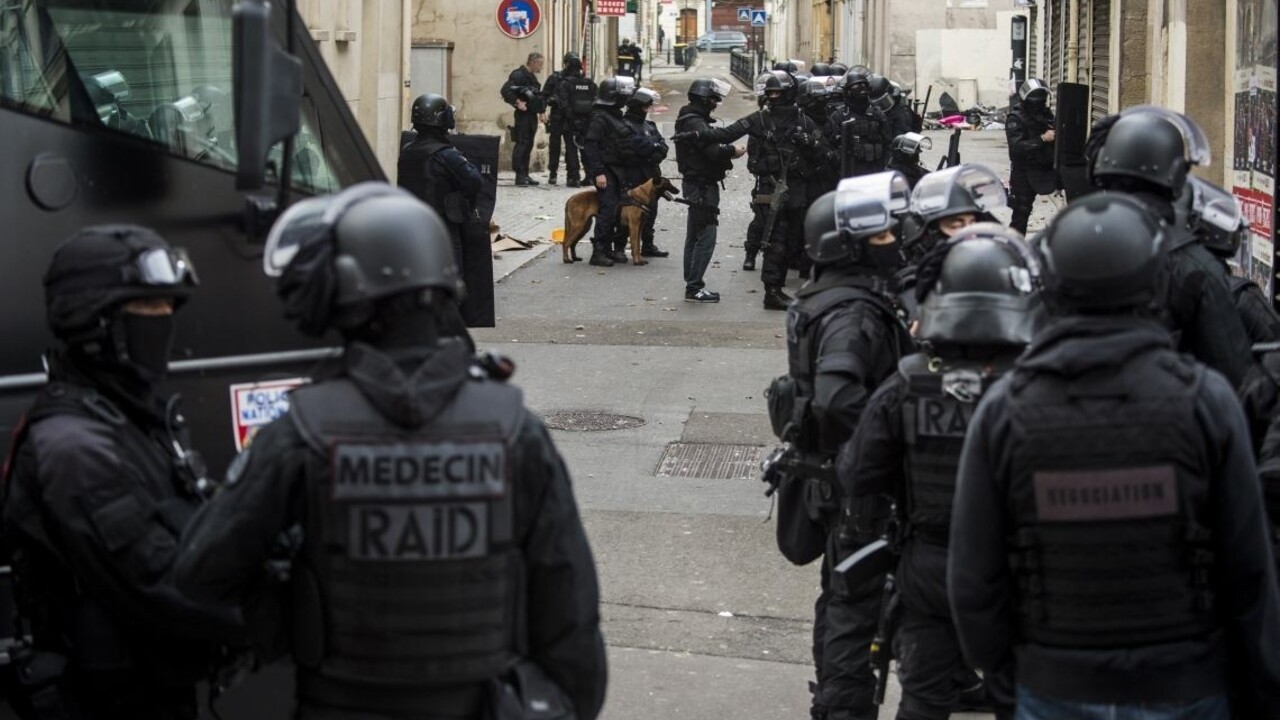 Francúzi identifikovali teroristu, ktorý sa odpálil v Saint-Denis